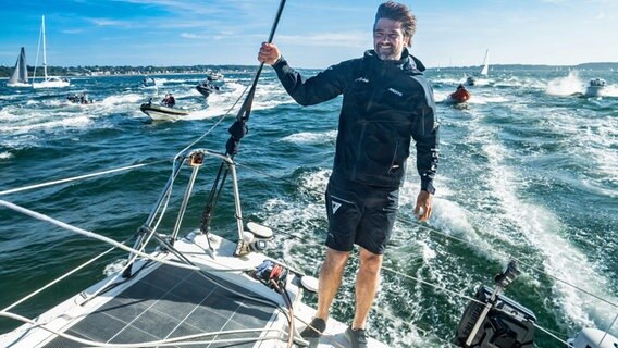 Boris Herrmann beim Fly-By in Kiel beim Ocean Race 2023 © Malizia / Antoine Auriol 