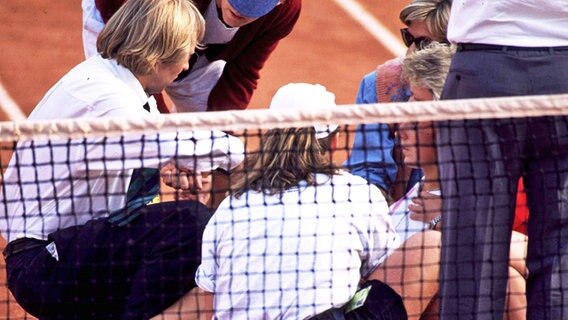 Monica Seles (r.) nach der Messerattacke 1993 am Rothenbaum © Witters 