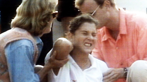 Monica Seles (M.) nach der Messerattacke 1993 am Rothenbaum © ARD/NDR 