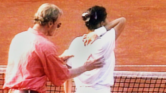 Monica Seles (r.) nach der Messerattacke 1993 am Rothenbaum © ARD/NDR 