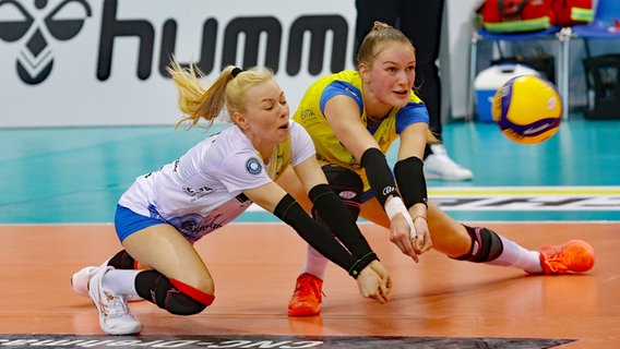 Die Volleyballerinnen Anna Pogany (l.) und Lina Alsmeier vom SSC Schwerin © picture alliance / Pressefoto Baumann Foto: Hansjürgen Britsch