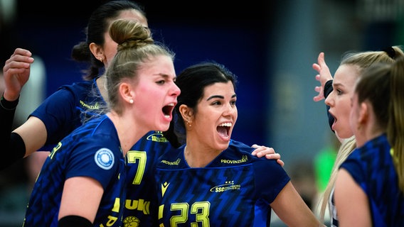 Spielerinnen vom SSC Schwerin jubeln. © IMAGO / Conny Kurth 