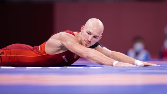 Frank Stäbler liegt auf dem Boden. © IMAGO / United World Wrestling 