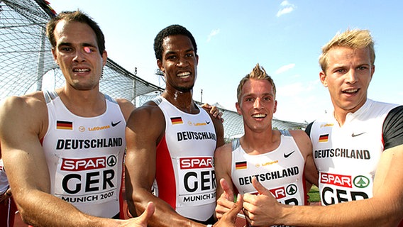 Europacupsieger 2007: die 4x400-m-Staffel mit Ingo Schultz, Kamghe Gaba, Matthias Bos und Bastian Swillims (v.l.n.r.), die in München Zweiter hinter Polen wurde © dpa 
