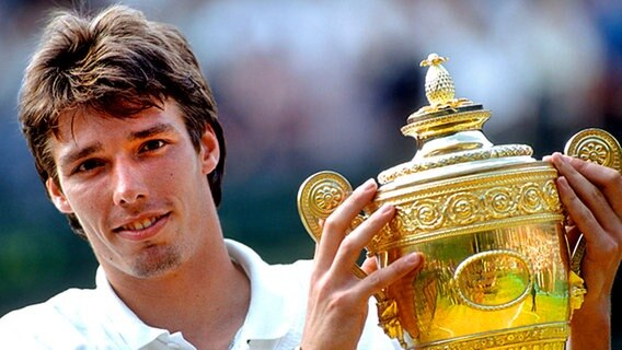 <b>Michael Stich</b> 1991 mit der Wimbledon-Trophäe © picture-alliance / Rolf <b>...</b> - stich128_v-contentgross