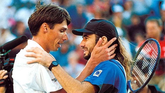 Michael Stich (l.) gratuliert Sieger Andre Agassi nach dem Finale der US Open 1994. © picture-alliance / dpa 