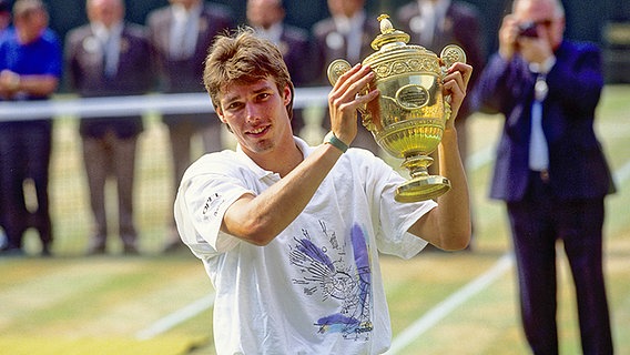 Michael Stich 1991 mit der Wimbledon-Trophäe © picture alliance/augenklick Foto: Rauchensteiner/Augenklick