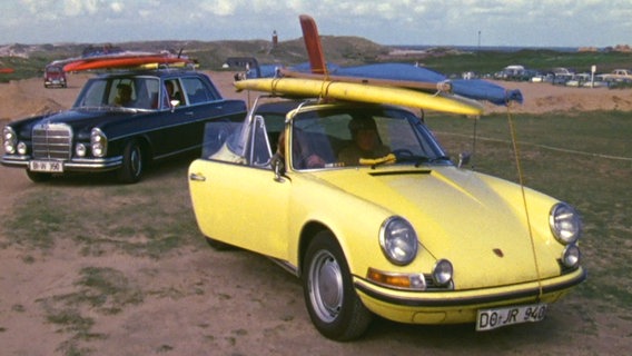 Autos mit Surfbrettern auf dem Dach © NDR 