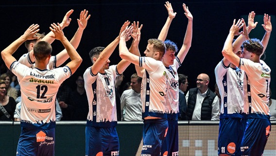 Jubel bei den Volleyballern der SVG Lüneburg. © IMAGO / Nordphoto 