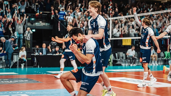 Lüneburgs Xander Ketrzynski (l.) und Oskar Alve Espeland jubeln. © IMAGO / Justus Stegemann 