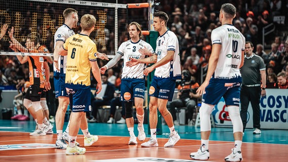 Lüneburgs Spieler sind enttäuscht. © IMAGO / Anton Hoefel 