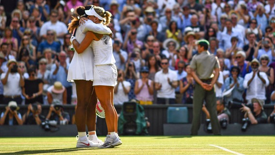 Angelique Kerber umarmt Serena Williams nach dem Wimbledon-Finale 2018 © IMAGO / Shutterstock 
