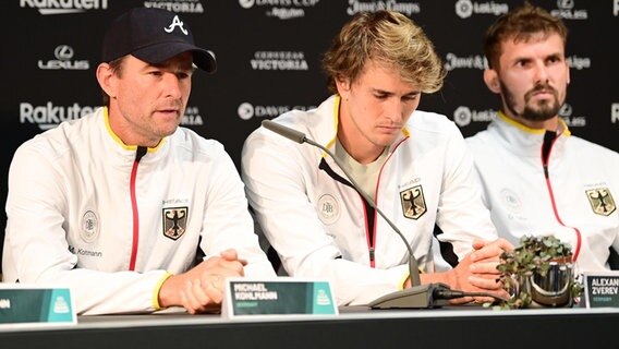 Davis-Cup-Teamkapitän Michael Kohlmann (l.), Alexander Zverev und Oscar Otte (r.) in Hamburg © Witters 