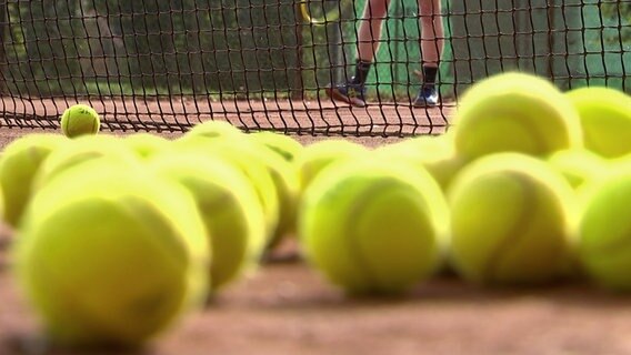 Tennisbälle auf einem Platz © NDR Screenshot 