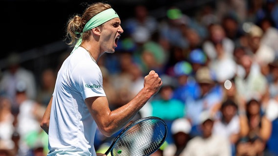 Tennisprofi Alexander Zverev jubelt. © picture alliance/dpa/AP 
