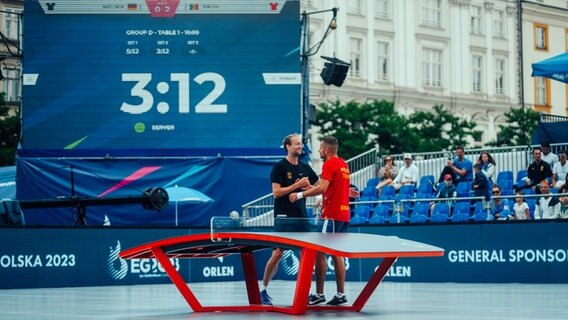Teqball-Spieler Jon Nielsen (l.) gratuliert bei den European Games in Krakau seinem Gegner Alexandru Sirghi aus Moldau. Teqball-Spieler Jon Nielsen (l.) gratuliert bei den European Games in Krakau seinem Gegner Alexandru Sirghi aus Moldau. © Team Deutschland