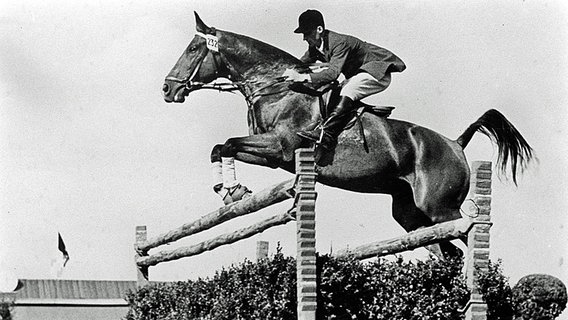 Der deutsche Springreiter Fritz Thiedemann auf seinem Pferd Meteor © picture-alliance 