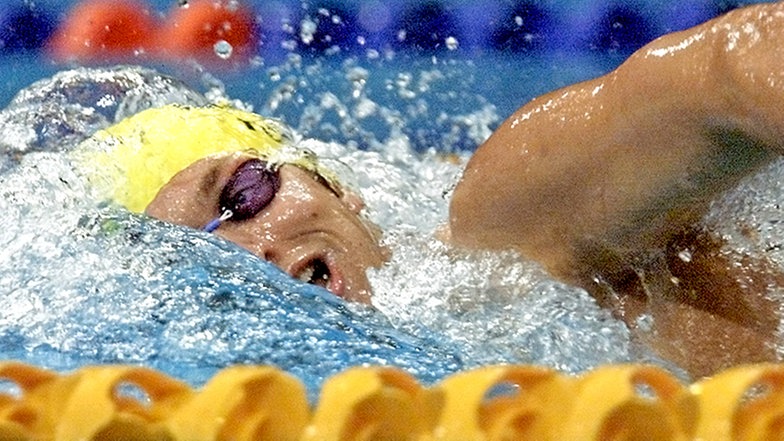 Der Australier Ian Thorpe schwimmt in Sydney als Vorlaufschnellster einen neuen olympischen Rekord. © picture-alliance / dpa