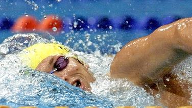 Der Australier Ian Thorpe schwimmt in Sydney als Vorlaufschnellster einen neuen olympischen Rekord. © picture-alliance / dpa