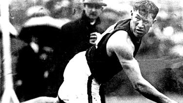 Zehnkampf-Olympiasieger Jim Thorpe (USA) blickt seinem Diskus hinterher. © picture-alliance / dpa