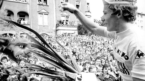 Dietrich Thurau wird 1977 von begeisterten Fans nach der Tour-Etappe nach Freiburg im Gelben Trikot gefeiert. © picture-alliance/ dpa 