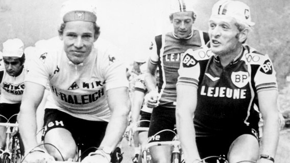 Dietrich Thurau (l.) bei der Tour de France 1977 neben dem Belgier Ferdinand Bracke © picture-alliance/ dpa 
