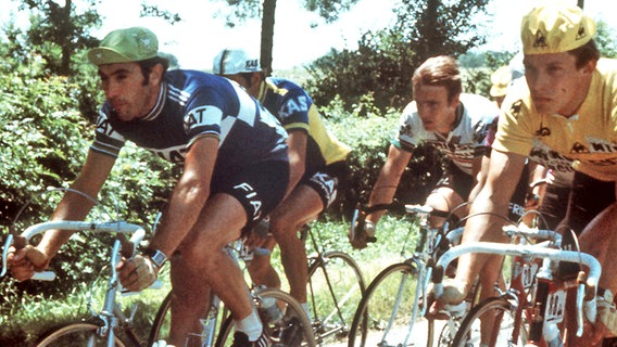Eddy Merckx (Belgien, l.) und Dietrich Thurau bei der ersten Etappe der Tour de France 1977 © picture-alliance/ dpa 