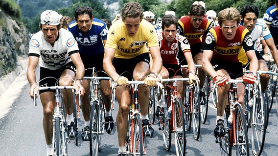Jean-Pierre Danguillaume (Frankreich), Dietrich Thurau, Lucien van Impe (Belgien) und der Belgier Pert Bronk (v.l.) bei der Tour de France 1977 © Witters 