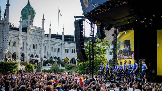 Dänen feiern bei der Vorstellung der Teams der Tour de France © IMAGO/Belga 