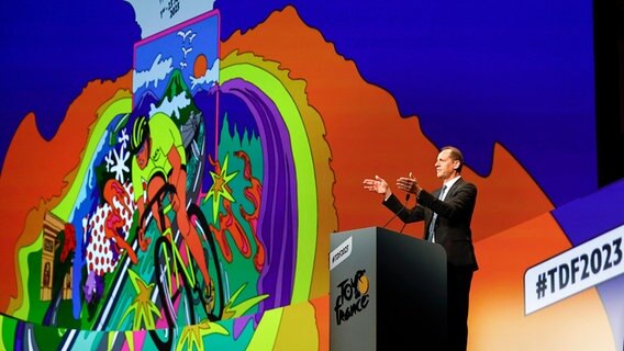 Prudhomme Christian spricht bei der Präsentation der Tour de France. © IMAGO / Panoramic International 