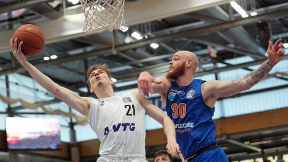 Justus Hollatz (l.) von den Hamburg Towers © IMAGO / Eibner 