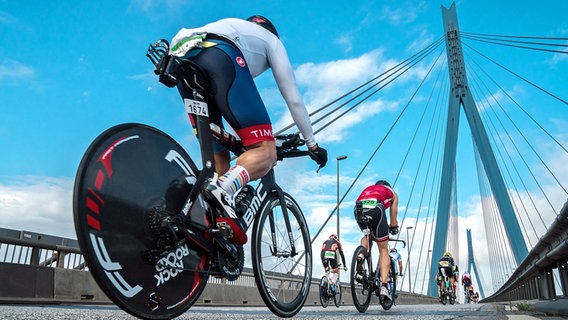 Triathleten überfahren auf dem Rennrad die Köhlbrandbrücke © Witters Foto: Frank Peters