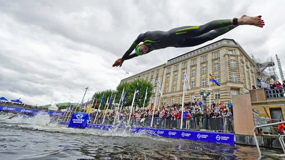 Ein Triathlet springt in die Hamburger Binnenalster. © Witters 