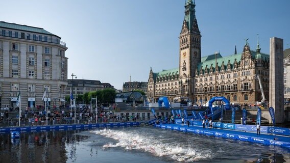 Schwimmstart Männer-Rennen der Elite, Hamburg Triathlon © imago / Beautiful Sports 