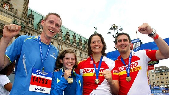 Frank Busemann, Jule Assmann, Sandra Völker und Thomas Meggle (v.l.) beim Triathlon in Hamburg © Hochzwei 