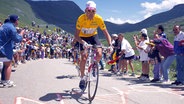 Jan Ullrich führt bei der Tour de France 1997 das Fahrerfeld im Gelben Trikot an. © imago sportfotodienst 
