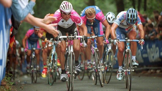 Jan Ullrich (l.) bei den Cyclassics im Jahr 2000 am Waseberg. © Valeria Witters 