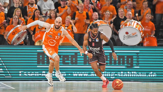 Tommy Kuhse (l.) von Rasta Vechta im Duell mit Malik Johnson von den Bamberg Baskets © picture alliance / nordphoto gmbh / Rojahn | nph gmbh / Rojahn 