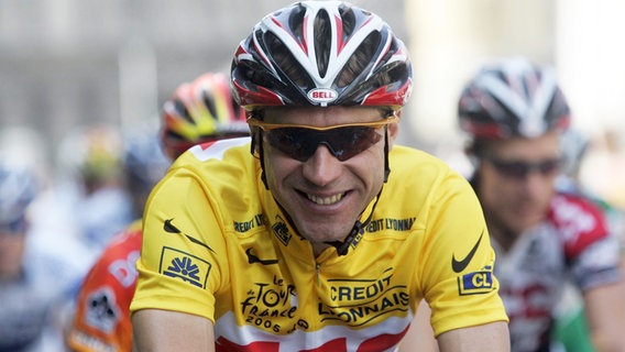 Jens Voigt im Gelben Trikot bei der Tour de France 2005 © picture alliance / dpa Foto: Gero Breloer