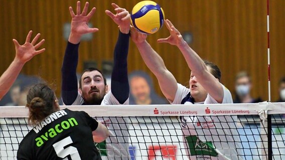 Die Lüneburger Jordan Ewert (l.) und Micheal Schlien versuchen einen Angriff von Giesens Hauke Wagner (vorne) zu blocken. © picture alliance / nordphoto GmbH 