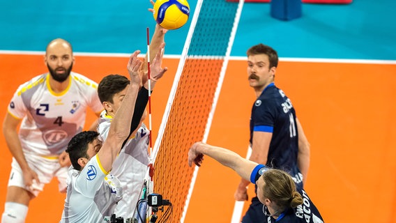 Lüneburgs Jordan Ewert (Nummer 4) schmettert im Spiel gegen Friedrichshafen. © imago images 