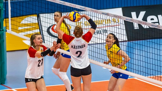 Szene aus dem Volleyball-Länderspiel Deutschland - Ukraine. © IMAGO / Gerold Rebsch 