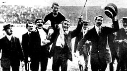 100-m-Olympiasieger Reginald Walker (Südafrika) 1908 in London © picture-alliance / akg-images