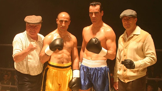 Boxtrainer Ulli Wegner (v.l.) mit Arthur Abraham, Henry Maske und Heino Ferch beim Filmaufnahmen © imago/Ed Gar 