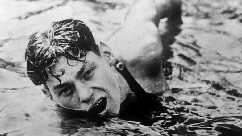 Der amerikanische Schwimmer Johnny Weissmüller hat in Paris das Finale über 400 Meter gewonnen. © ullstein bild