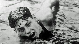 Der amerikanische Schwimmer Johnny Weissmüller hat in Paris das Finale über 400 Meter gewonnen. © ullstein bild