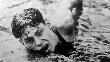 Der amerikanische Schwimmer Johnny Weissmüller hat in Paris das Finale über 400 Meter gewonnen. © ullstein bild