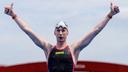 Florian Wellbrock bejubelt seinen WM-Titel über fünf Kilometer im Freiwasser © picture alliance/dpa/DSV | Jo Kleindl 
