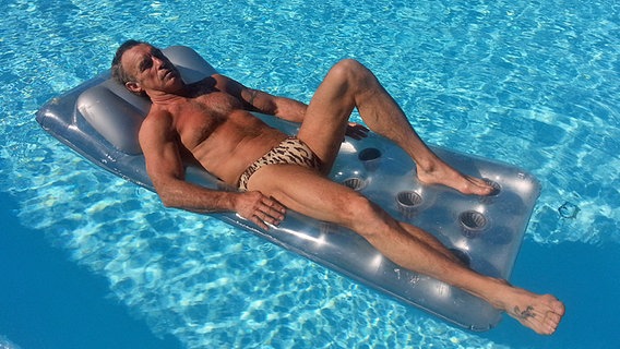 René Weller im Swimmingpool © privat Foto: privat