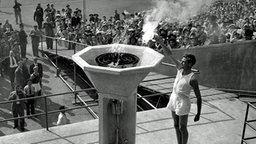 John Mark, ein 22 Jahre alter Medizinstudent des St. Mary Hospital Paddington, entzündet die Olympische Flamme im Wembley-Stadion. © ullstein bild - TopFoto 